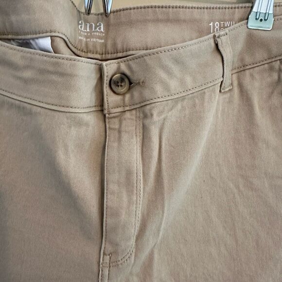 Women’s plus size 18 twill shorts - Picture 4 of 10